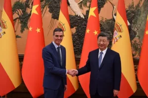 Un aislado Sánchez se entrega al salvavidas pinchado de China